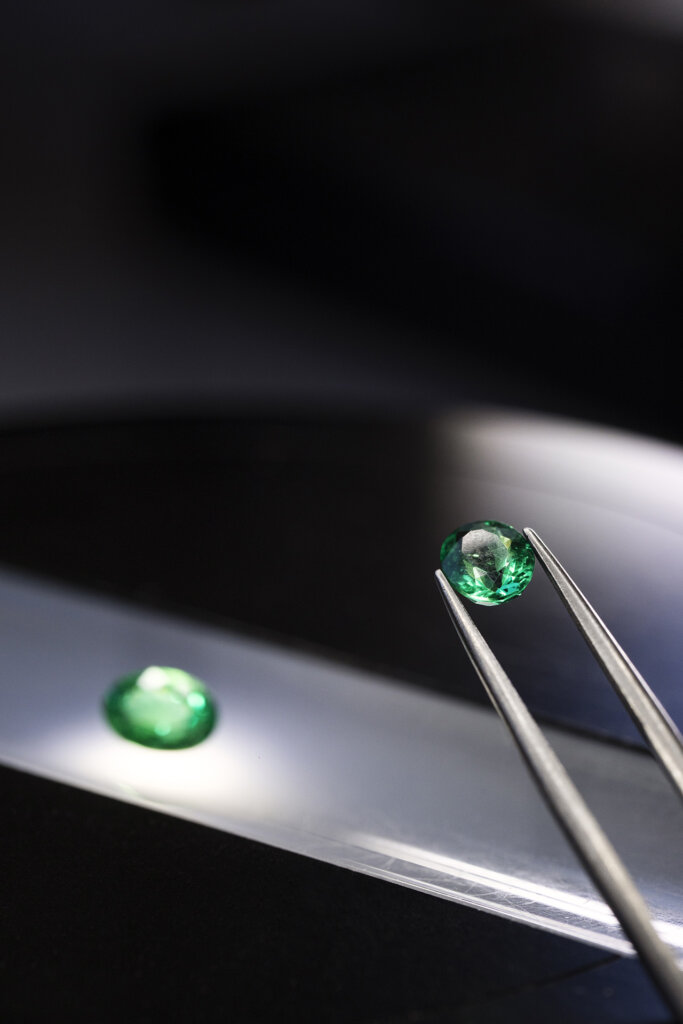 Photo macro d'une émeraude haute-joaillerie